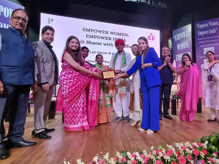 Isha Garg Honoured with Naari Shakti Excellence Award at Empower Women, Empower India Summit 2025 (2)